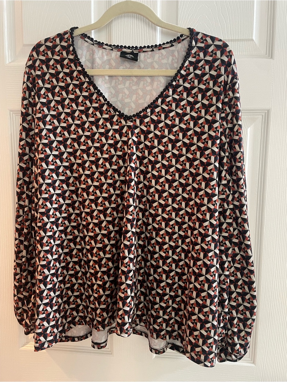 bobeau Black & Pink Geometric V-Neck Long Sleeve Top